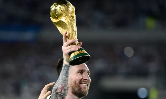 Estatua, bastón y la Copa del Mundo: así fue el homenaje de Conmebol a  Lionel Messi