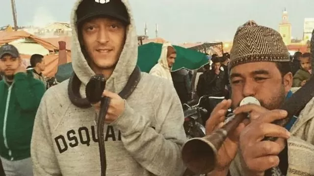 Mesut Özil demostró no temerle a las serpientes en visita a Marrakech
