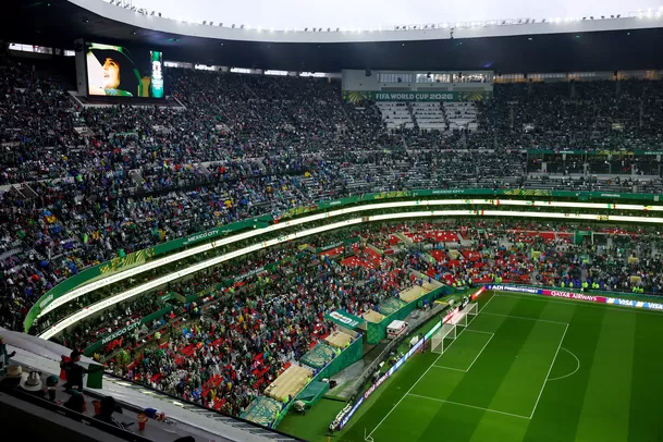 Así lucía el campo del Azteca cuando se decidió el retraso del partido. (Foto: Reuters by Henry Romero) Así lucía el campo del Azteca cuando se decidió el retraso del partido. (Foto: Reuters by Henry Romero)