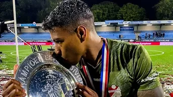 Miguel Araujo celebró el título con el FC Emmen al mismo estilo de Luis Advíncula