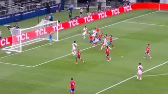 Miguel Araujo estuvo cerca de poner el 1-0 de Perú sobre Chile tras cabezazo