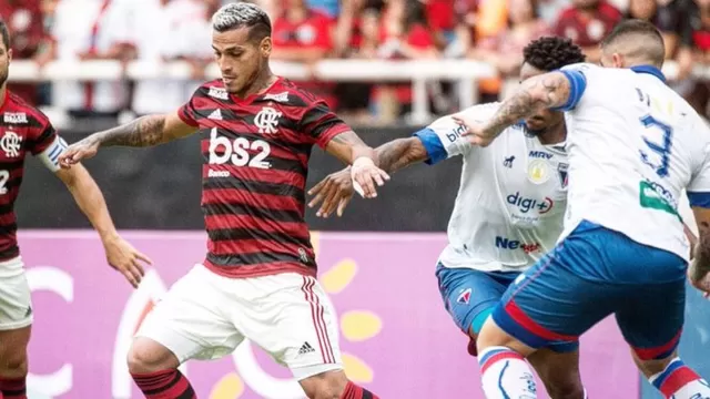 Miguel Trauco destacó en el triunfo de Flamengo sobre Fortaleza. | Foto: @pasefiltradoPE