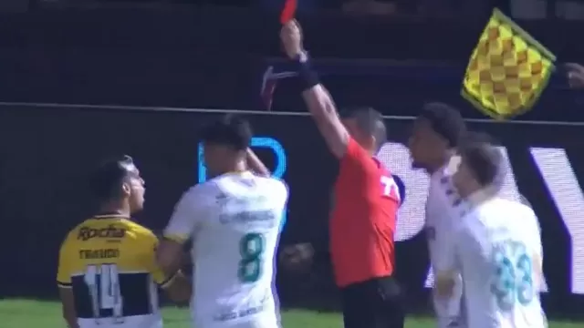 Miguel Trauco vio la roja tras una dura agresión en la derrota del Criciúma / X / Video: Ge Globo