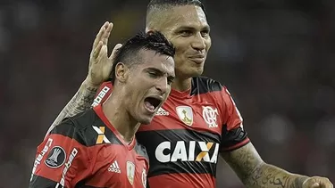 Miguel Trauco celebrando uno de sus goles con Flamengo junto a Paolo Guerrero.