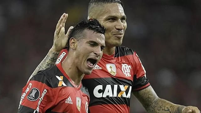 Miguel Trauco celebrando uno de sus goles con Flamengo junto a Paolo Guerrero.