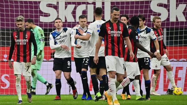Milan mantuvo el liderato de la Serie A, pese a perder 3-0 con Atalanta