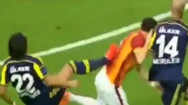 Mira el brutal 'planchazo' de Bruno Alves en el clásico de Turquía