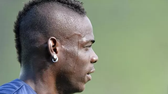 Mira la curiosa forma de Mario Balotelli de llenar su álbum de figuritas