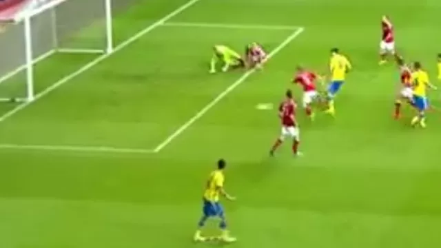Mira el increíble error de Zlatan Ibrahimovic con el arco vacío