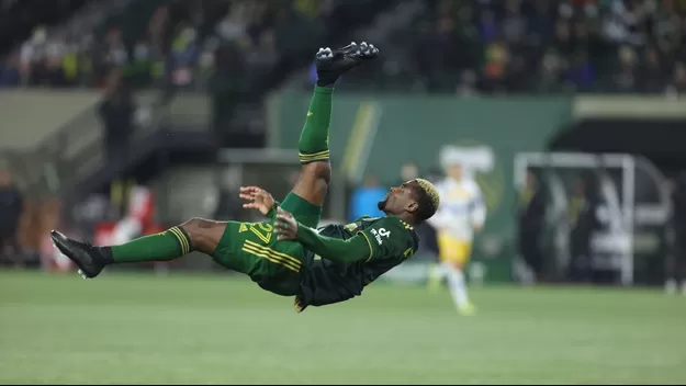 Directo al Puskas: Golazo de chalaca desde fuera del área tras blooper del arquero