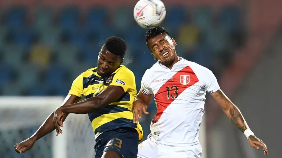 Moisés Caicedo vs. Perú. | Foto: AFP