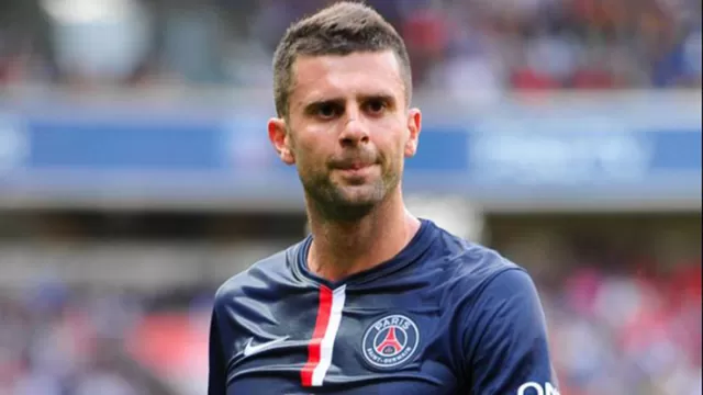 Hinchas del PSG fueron al aeropuerto para recibir al equipo eliminado de la Champions.