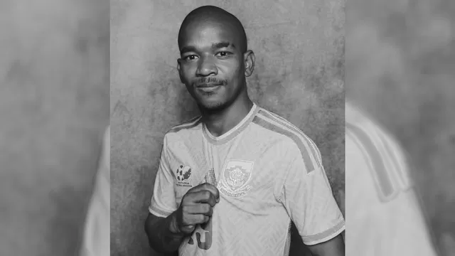 El jugador de los Bafana Bafana había perdido a su abuela hace algunos días y este sábado fue hallado sin vida. | X de Bafana Bafana