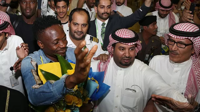 Musa fue recibido por una multitud de hinchas del Al-Nassr en el aeropuerto