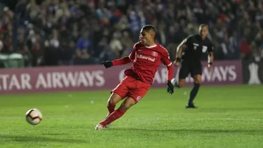 Paolo Guerrero  anot&amp;oacute; el &amp;uacute;nico tanto del partido en Montevideo. | Foto: AFP