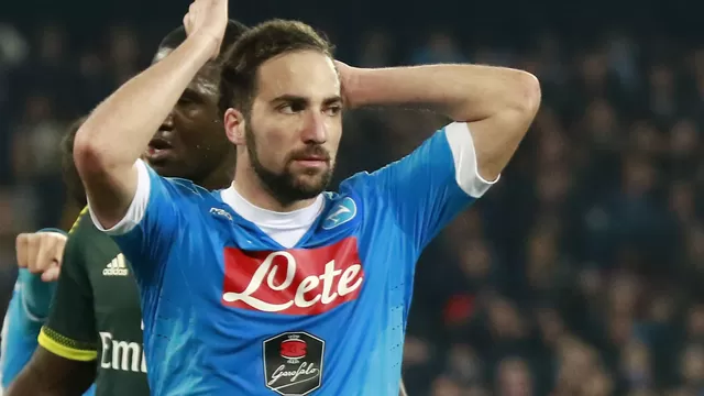Napoli empató 1-1 con Milan y se quedó detrás de Juventus