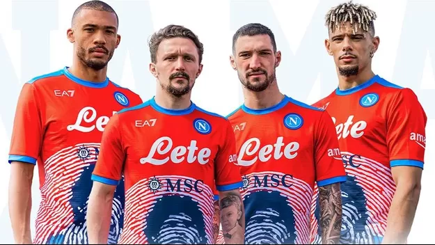 Napoli presentó una nueva camiseta que rinde homenaje a Diego Maradona
