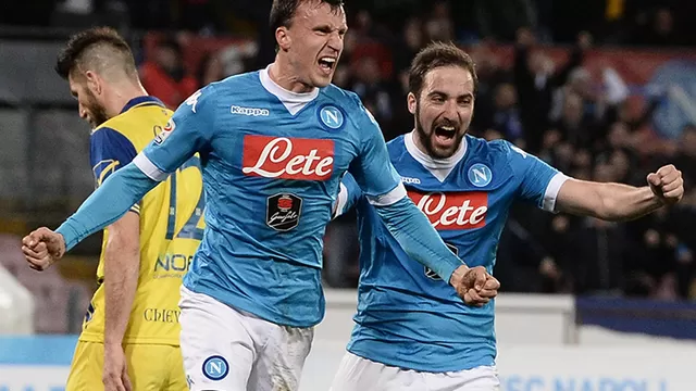 Napoli remontó y superó 3-1 al Chievo para ubicarse como líder provisional