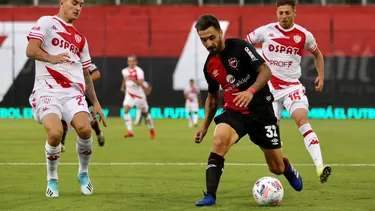 El &#39;Mono&#39; se mostró muy activo en las indicaciones durante todo el encuentro. | Foto: Newell&#39;s