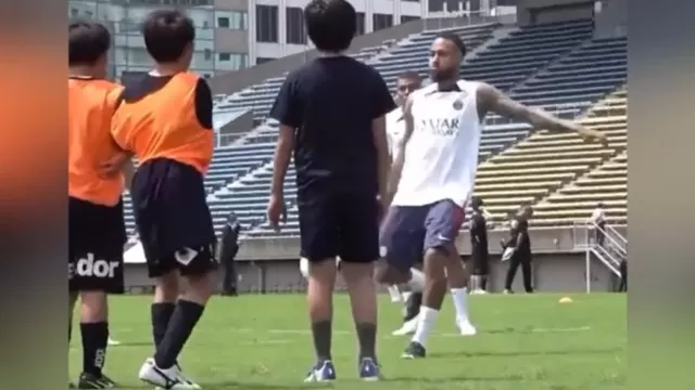 Neymar bromeó con niños japoneses: El brasileño amagó con patearles el balón