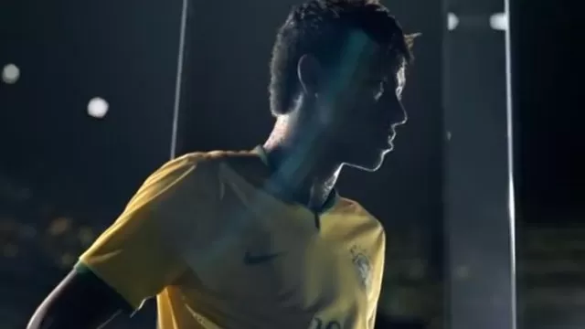 Neymar elude a sus rivales con la ayuda de espejos