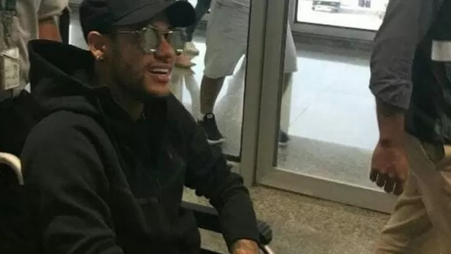Neymar llegó a Brasil para operarse este sábado