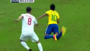 Neymar recibió una fuerte patada de un jugador serbio y se molestó Neymar recibió una fuerte patada de un jugador serbio y se molestó