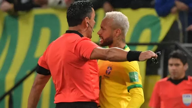 Neymar le gritó y encaró a Roberto Tobar. | Fotos: AFP