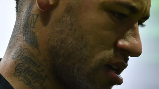 Neymar tras salir en camilla del campo: &quot;Volveré mejor y más fuerte&quot;