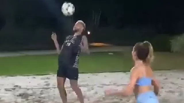 Neymar se divierte jugando futvoley con la freestyler brasileña Natalia Guitler