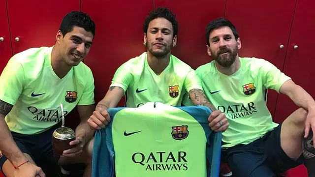 Su&amp;aacute;rez, Neymar y Messi en el camerino del Barcelona. Foto: Facebook.