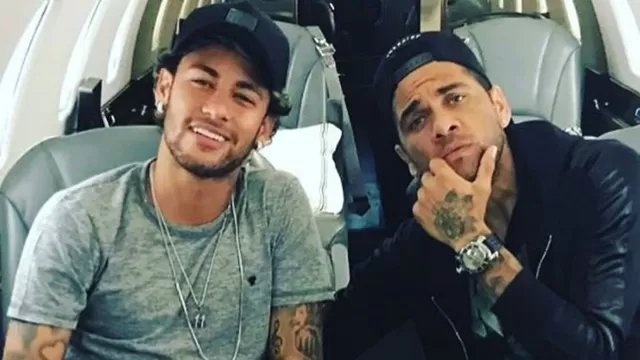 Neymar y Dani Alves volaron juntos en un avi&amp;oacute;n privado.