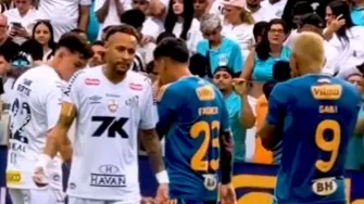 Neymar tuvo un intercambio de palabras con 'Gabigol' durante el partido por el brasileño