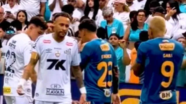 Neymar tuvo un intercambio de palabras con 'Gabigol' durante el partido por el brasileño