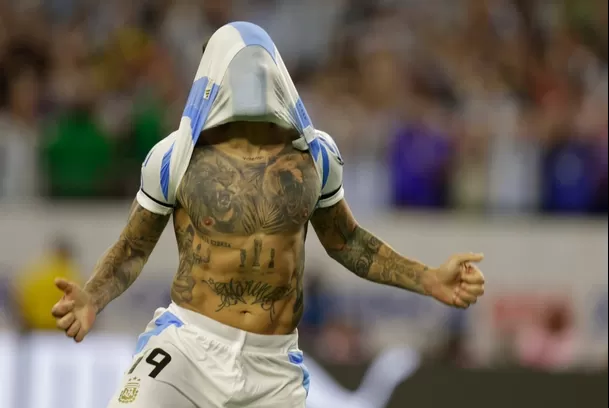 Nicolás Otamendi tiene un tatuaje en homenaje a Lionel Messi / Foto: Selección Argentina