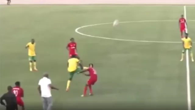 Brutal entrada en el fútbol nigeriano. | Video: Twitter