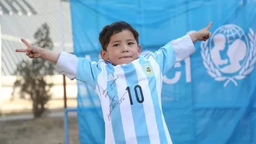 Niño afgano famoso con camiseta de Messi pide asilo en Pakistán por amenazas