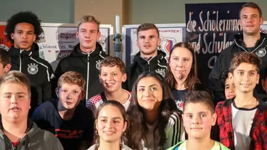 Leroy Sané, Julian Brandt, Timo Werner y Manuel Neuer visitaron a escolares | Foto: AFP