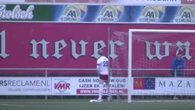 No aguantó: portero holandés orinó en pleno partido