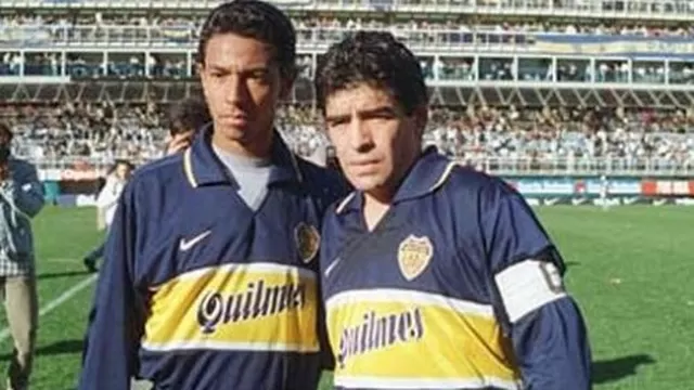 Nolberto Solano junto a Diego Maradona en La Bombonera. | Foto: Andina