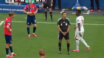 ¡¿Qué hiciste, Haaland?! El empujón que terminó por anular un gol de Noruega ante Inglaterra