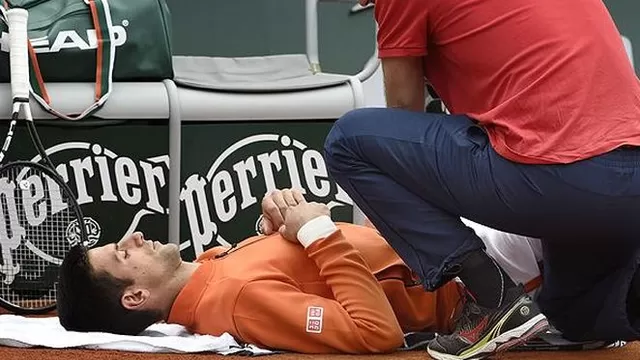 Novak Djokovic avanzó en Roland Garros pese a molestias físicas