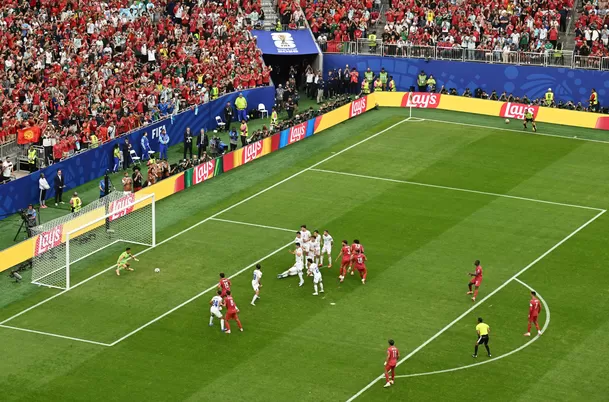 Nuno Mendez disparó de tiro libre y colocó 2-0 de Portugal / Foto: Reuters - Phil Noble Nuno Mendez disparó de tiro libre y colocó 2-0 de Portugal / Foto: Reuters - Phil Noble