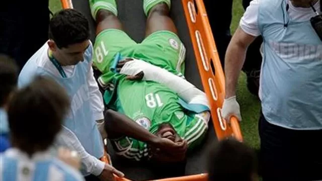 Obi Mikel le rompió el brazo a su compañero nigeriano de un pelotazo-foto-4