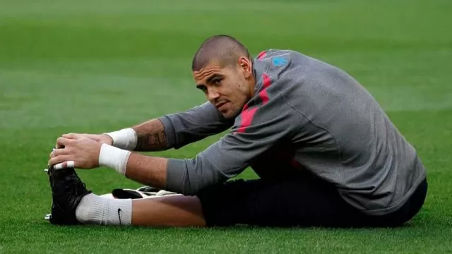 OFICIAL: Víctor Valdés firmó por un año y medio con el Manchester United