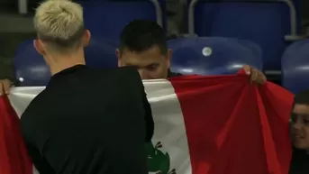 Oliver Sonne firmó camiseta y bandera peruana tras golazo de chalaca