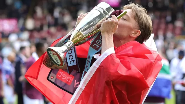 El lateral peruano - danés logró el ascenso a la Premier League para la próxima temporada con el Burnley. | Foto: PL