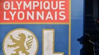 Olympique de Lyon descendió por temas financieros, pero el club apelaría la decisión en los próximos días. | Foto: AFP