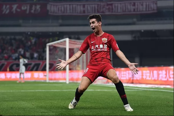 Oscar celebra un gol en Shanghai Port de China. Oscar celebra un gol en Shanghai Port de China.