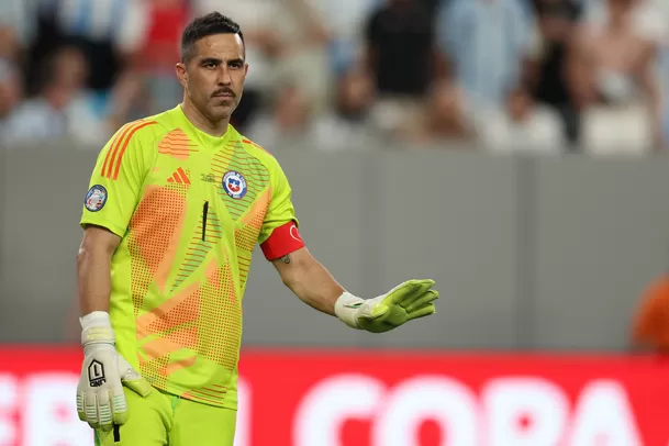 Claudio Bravo se perderá el encuentro frente a Canadá luego de presentar dolencias previo al cotejo / Foto: AFP